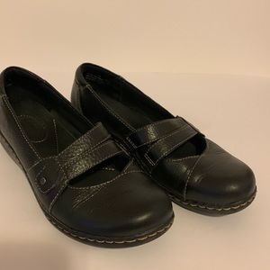 Clarks Black Leather women’s size 7 shoes